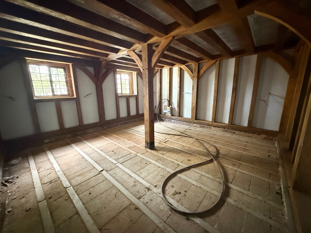 Lot: 15 - TUDOR-STYLE HOUSE IN NEED OF COMPLETION OCCUPYING OVER TWO ACRES - Additional room on ground floor